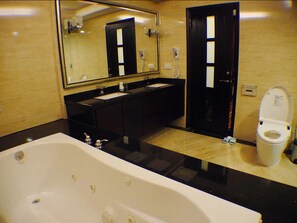 Deluxe Room | Individually decorated, individually furnished, blackout drapes - Riverside Homestay (Tainan)