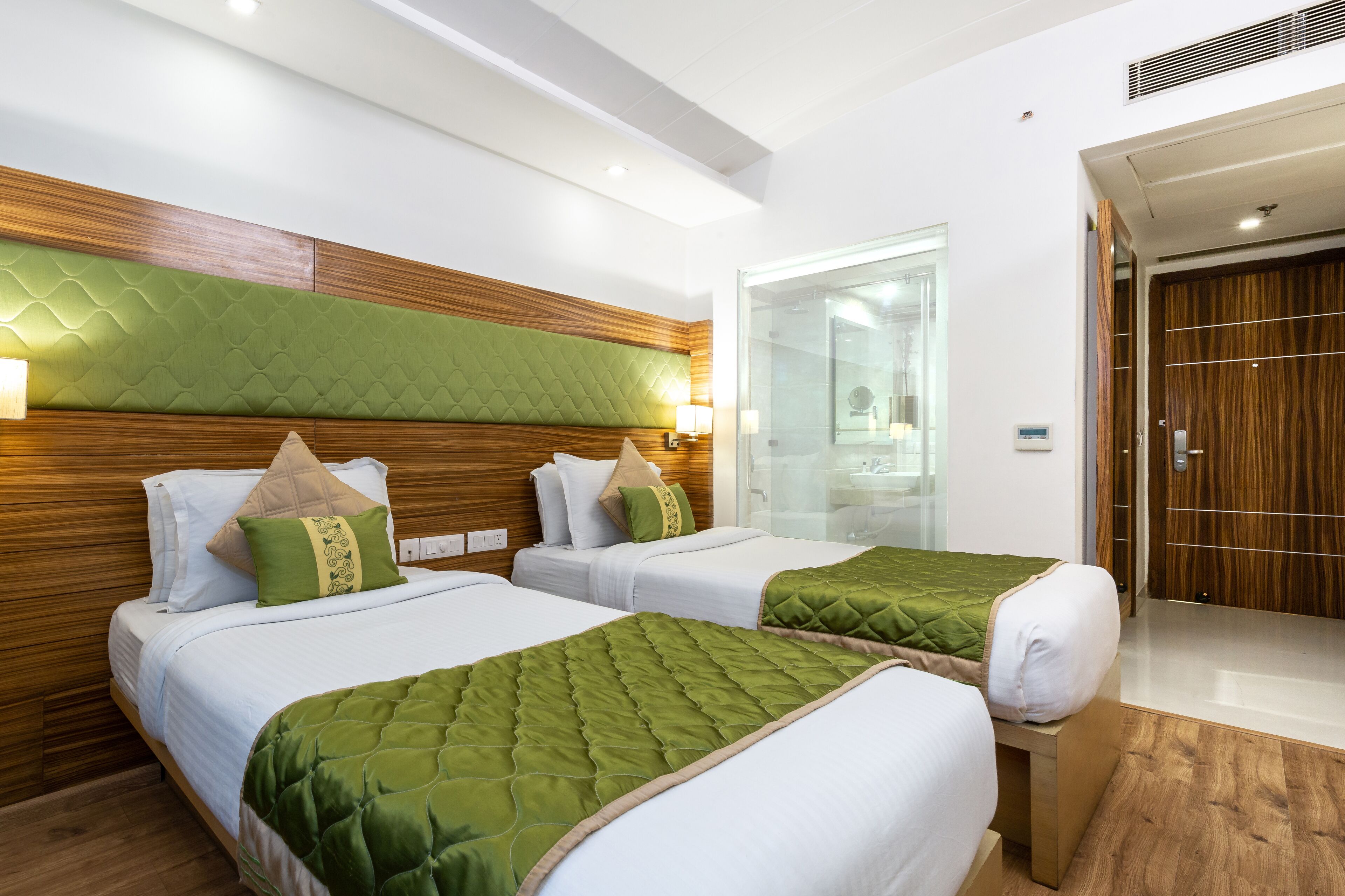 Business Room, 1 Bedroom | 1 bedroom, minibar, in-room safe, desk