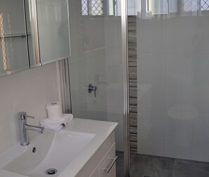 Căn hộ Deluxe, 1 phòng ngủ | Phòng tắm | Buồng tắm vòi sen, máy sấy tóc, khăn tắm
