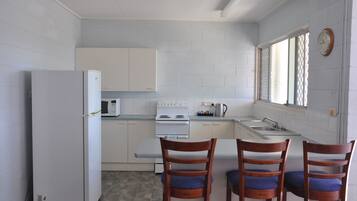 Apartemen Standar, 2 kamar tidur | Dapur kecil pribadi | Lemari es, microwave, kompor, dan mesin pencuci piring