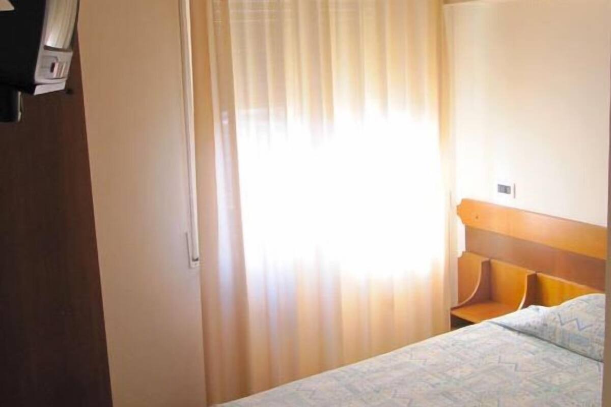 Habitación individual estándar | Caja de seguridad en la habitación, escritorio y cunas gratuitas