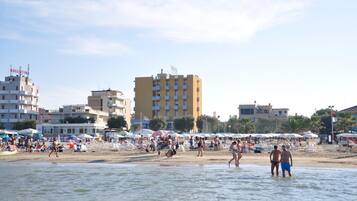 Privatstrand, weißer Sandstrand, Liegestühle, Sonnenschirme