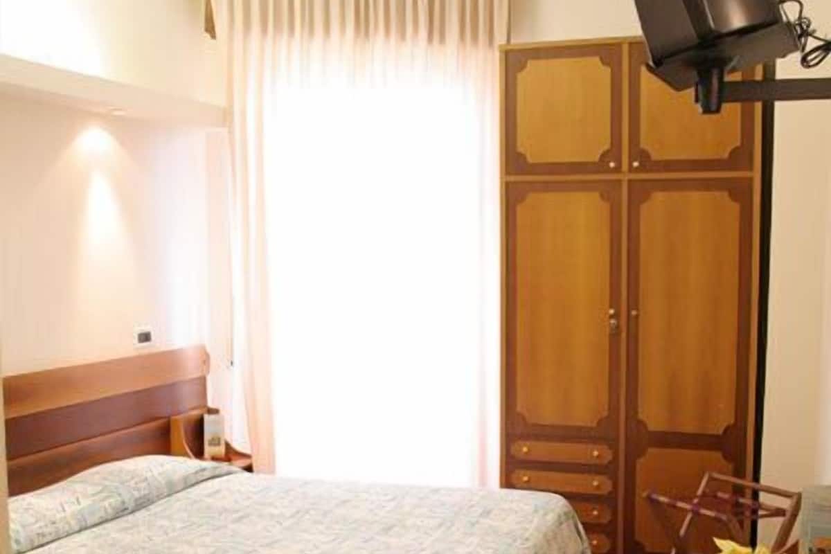 Habitación cuádruple superior, vista al mar | Caja de seguridad en la habitación, escritorio y cunas gratuitas