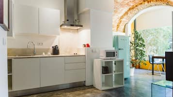 Deluxe One-Bedroom Apartment with private garden | Cocina privada | Refrigerador, microondas, parrilla de estufa y lavavajillas