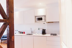 Studio Apartment | Eget kök | KylskÄp, mikrovÄgsugn, spishÀll och diskmaskin