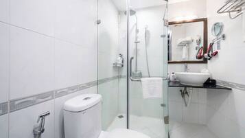 Kamar Double Standar | Kamar mandi | Shower, perlengkapan mandi gratis, pengering rambut, dan jubah mandi