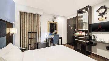 Kamar Double Standar | Minibar, brankas, tirai kedap cahaya, dan setrika/meja setrika