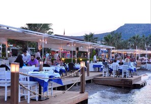 2 restaurants, breakfast, lunch, dinner served; international cuisine