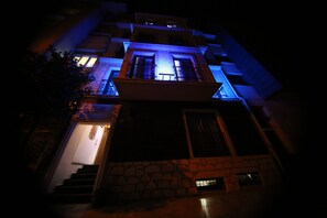 Front of property – evening/night - Siesta Apart & Hotel (Izmir)