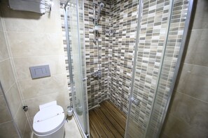 Regadera, amenidades de baño gratuitas, secadora de cabello, pantuflas 