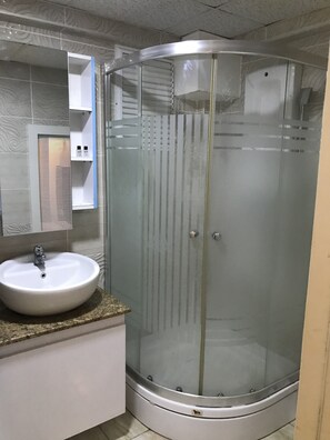 1-1 LUX AILE ODASI | Bathroom | Shower, free toiletries, hair dryer, slippers
