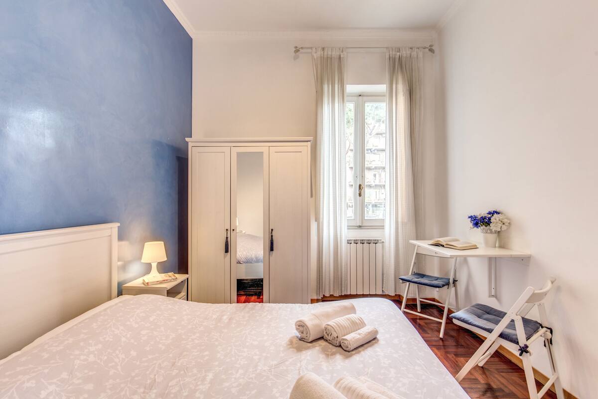 Apartment, 3 Bedrooms | Down comforters, desk, iron/ironing board, cribs (free)