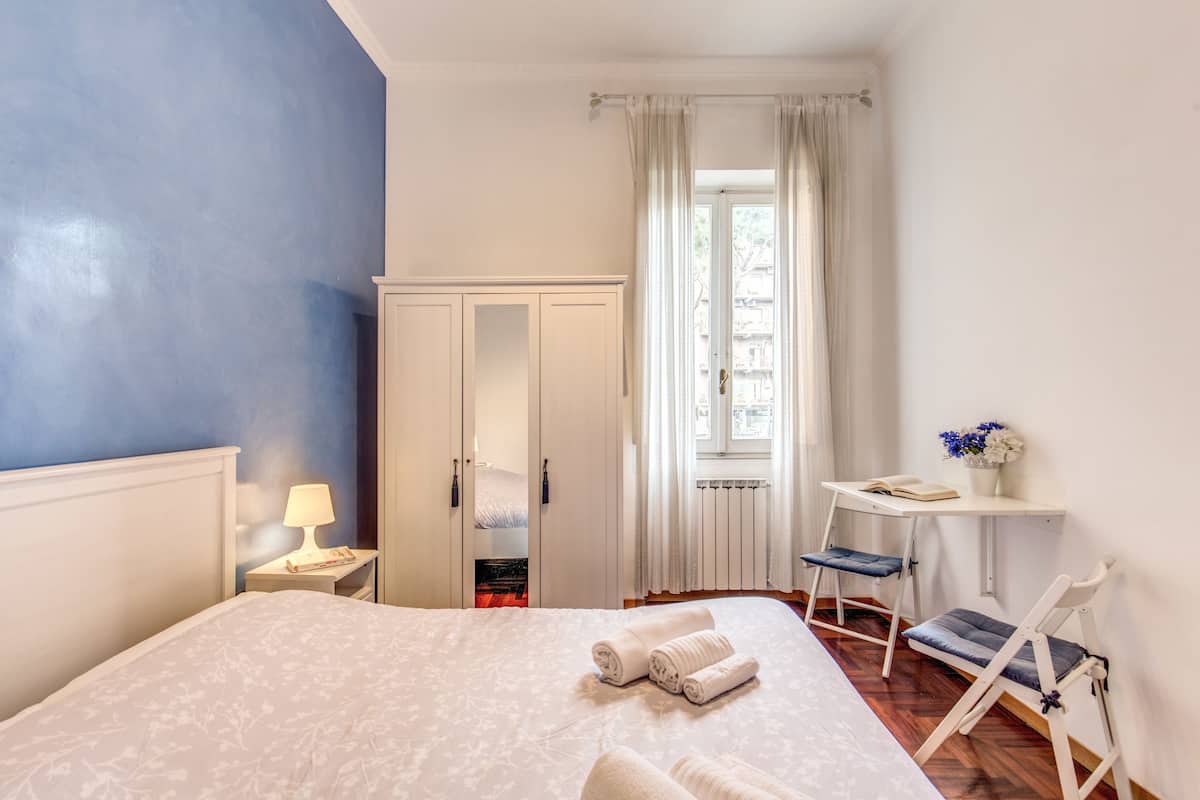 Appartamento, 3 camere da letto | Copriletto in piuma, una scrivania, ferro/asse da stiro