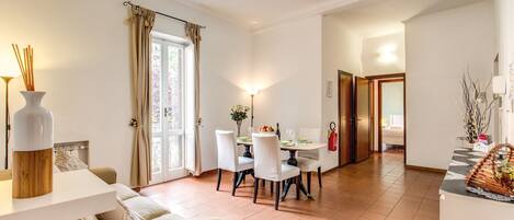 Apartamento, 3 quartos | Área de estar | TV de tela plana