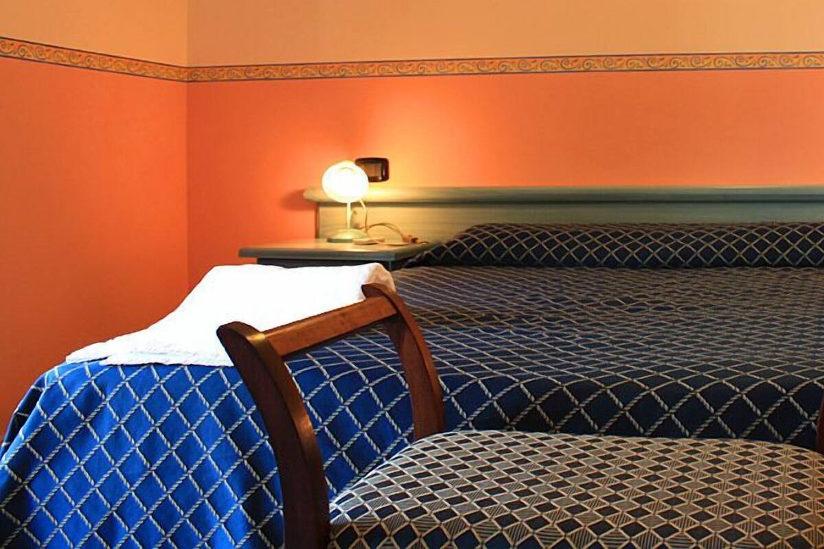 Brankas, meja kerja, dan seprai linen