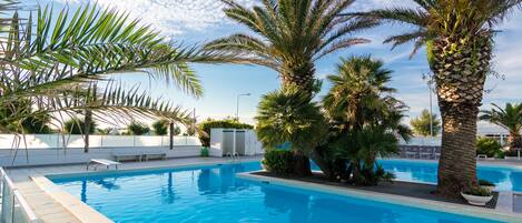 Piscina stagionale all'aperto, lettini