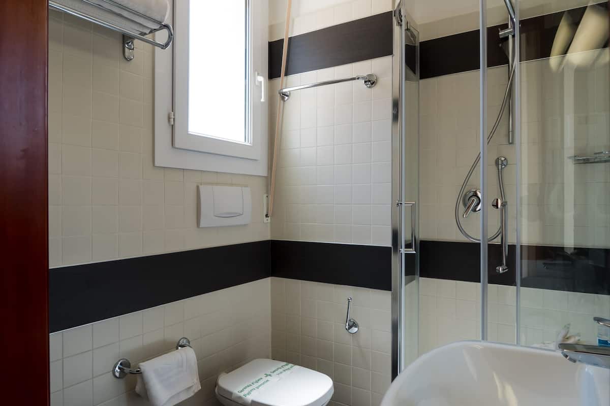 standard double room, balcony (free beach access) | bathroom | shower, free toiletries, hair dryer, bidet