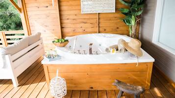 Honeymoon Room with Terrace,Jacuzzi | Banheira de hidromassagem