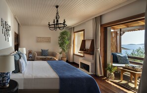 Superior Deluxe Room with Terrace | 1 slaapkamer, een minibar, een kluis op de kamer, een bureau