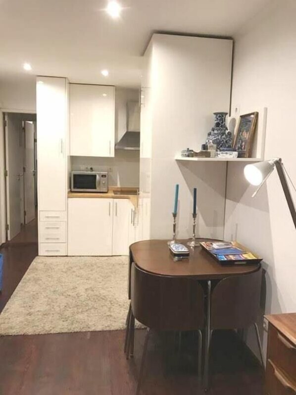 Appartement, 1 chambre (1A) | Cuisine privée | Réfrigérateur, four à micro-ondes, surface de cuisson, cafetière-théière