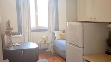 Apartamento, 1 habitación (2E) | Cocina privada | Frigorífico, microondas, placa de cocina y cafetera o tetera