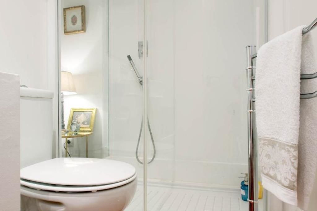 Apartment, 1 Bedroom (1A) | Bathroom | Shower, free toiletries, hair dryer, towels