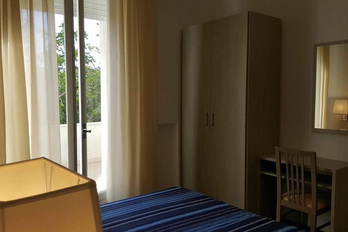 Habitación, vista a la colina | Minibar, caja de seguridad en la habitación y escritorio