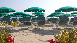 Playa privada y sombrillas
