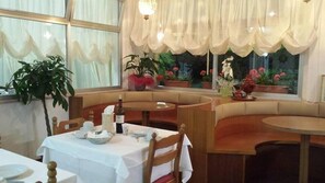 Se sirven desayunos, comidas, cenas y cocina italiana
