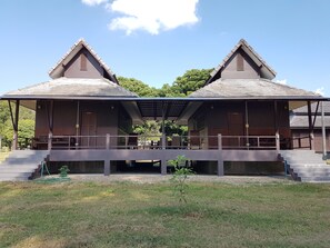A symmetrical building with a central open space and a covered walkway. - Phutawanpundao (Mae Taeng)