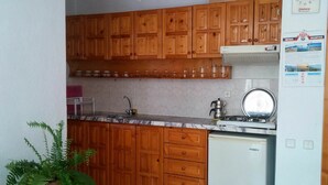 Refrigerador, parrilla de estufa y tetera eléctrica 