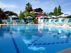 Piscina stagionale all'aperto, ombrelloni da piscina, lettini