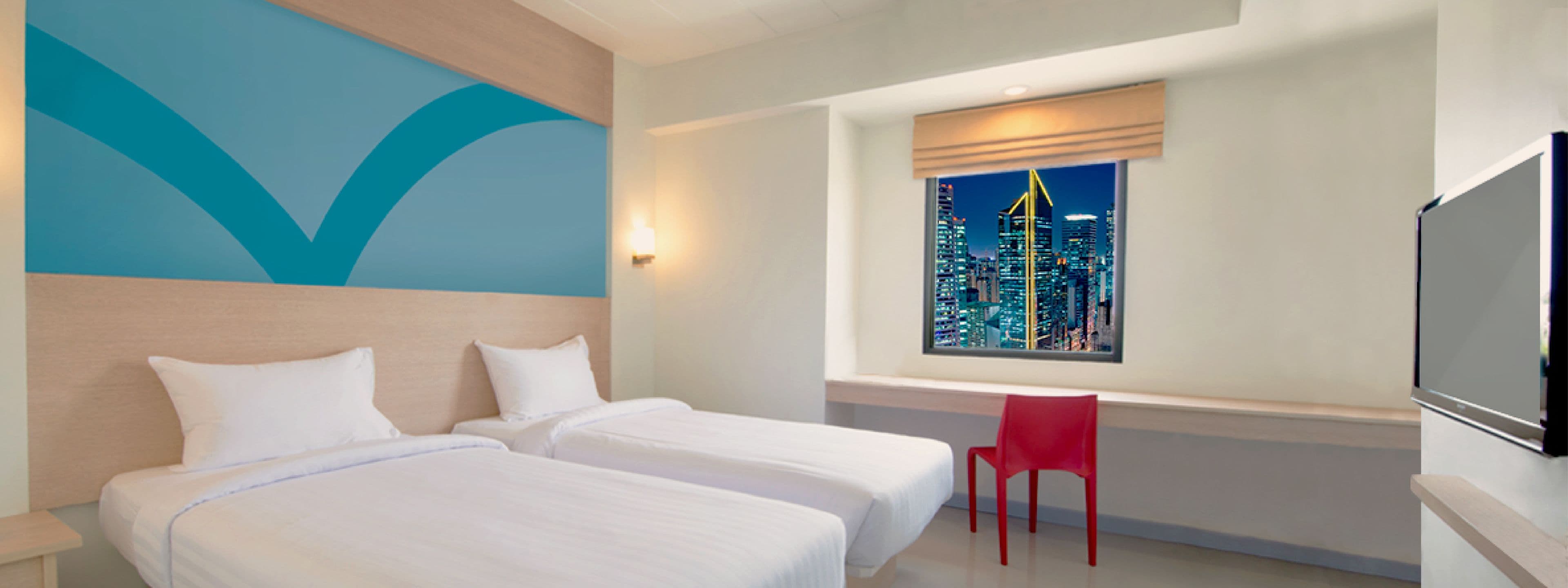 標準雙床房 | 羽絨被、客房內保險箱、書桌、筆電工作空間