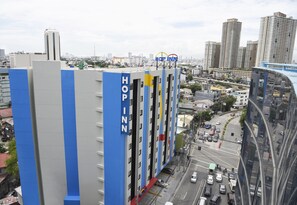 Um hotel com vários andares, com o nome "HOP INN" em destaque.