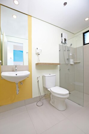 Douche, sèche-cheveux, bidet, serviettes fournies