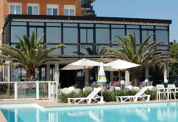 تقديم الغداء والعشاء، الأطباق المحلية