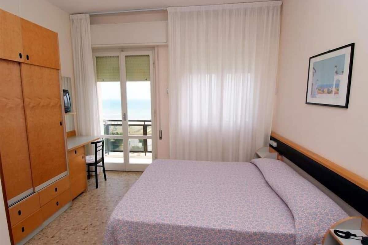 standard room | in-room safe, desk, blackout curtains, rollaway beds