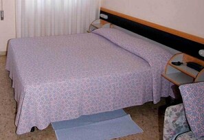 Standardzimmer | Zimmersafe, Schreibtisch, Verdunkelungsvorhänge, Zustellbetten