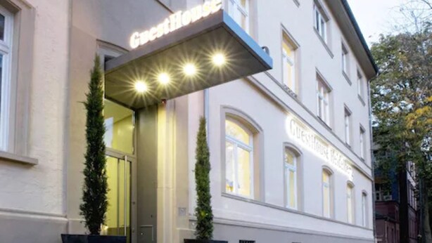 A building with a sign reading "GuestHouse." - GuestHouse Heidelberg (Heidelberg)