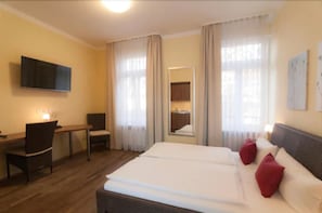 Quarto casal, 1 cama de casal, cozinha americana | Roupas de cama antialérgicas, frigobar, escrivaninha