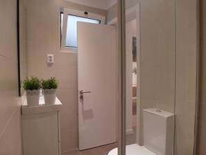 Shower, rainfall showerhead, towels - Bairrosweethome (Lisbon)