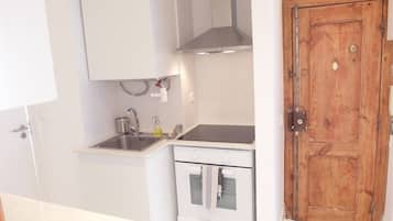 Apartment, Terrace (BairroSweethome 3B) | Private kitchen | Toaster, cookware/dishes/utensils, dining tables