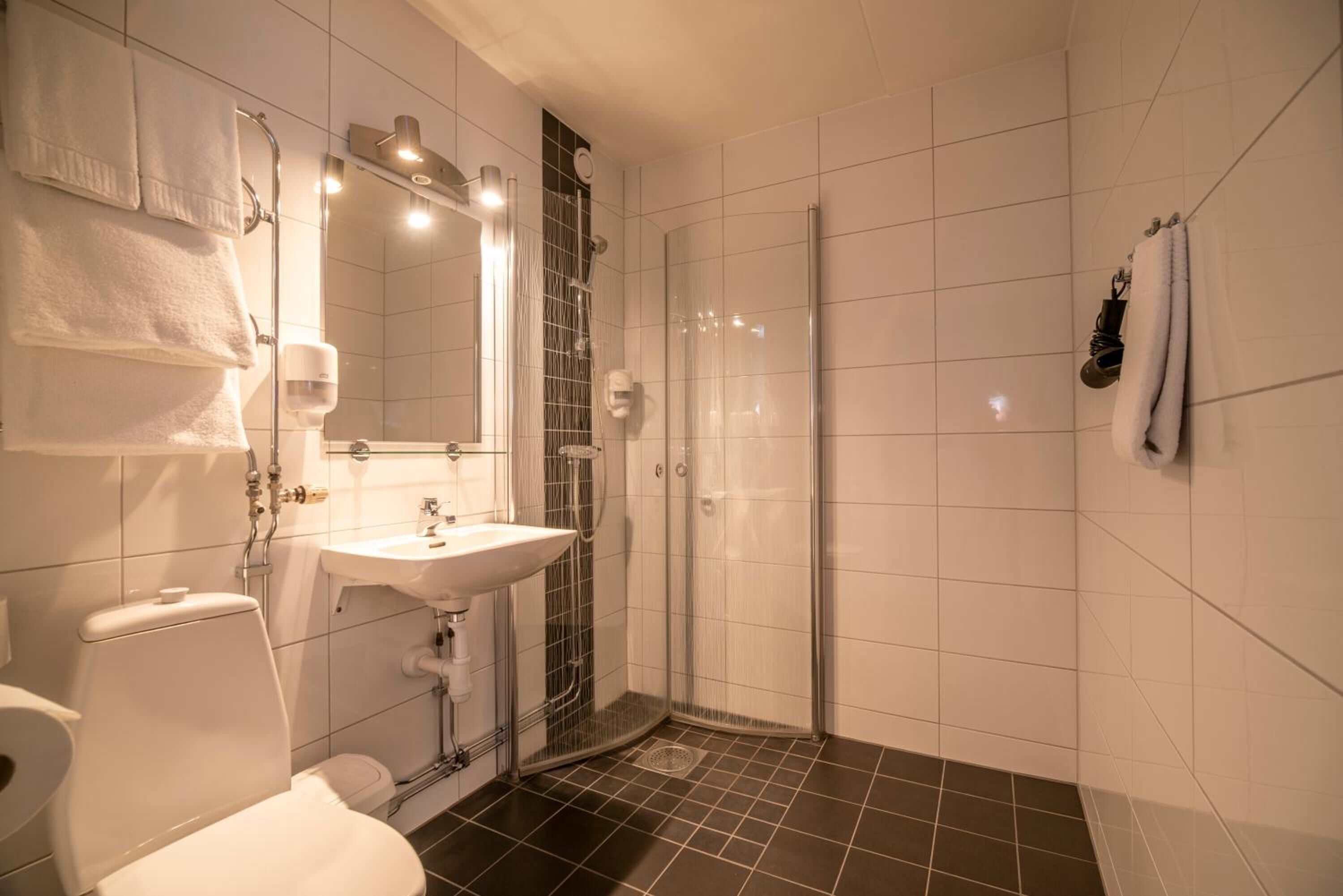 Dusj, hårføner, håndklær og såpe