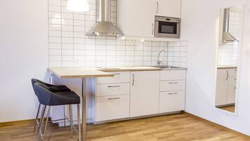 Studio, 1 Queen Bed (Top Floor) | Private kitchen