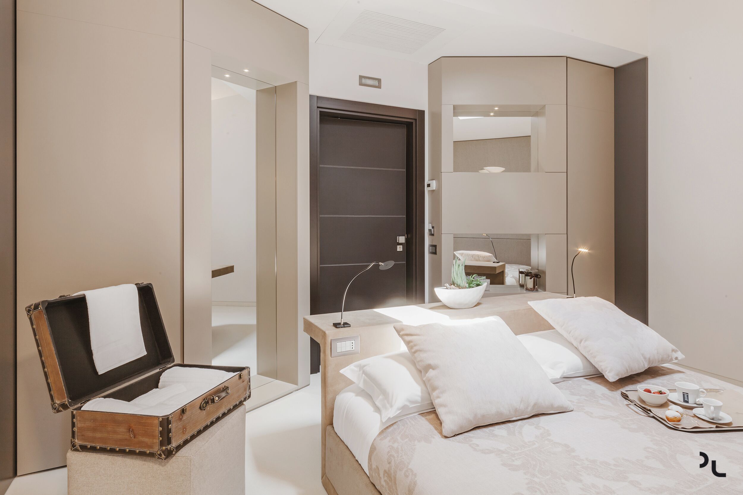 Habitación doble Deluxe | Minibar, caja de seguridad en la habitación y escritorio 