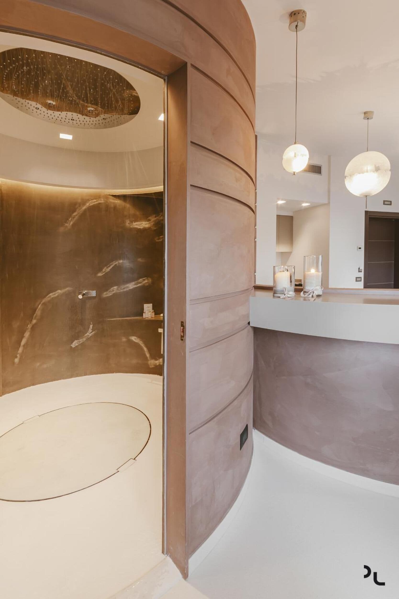 Dusj, toalettartikler (inkludert), hårføner og tøfler