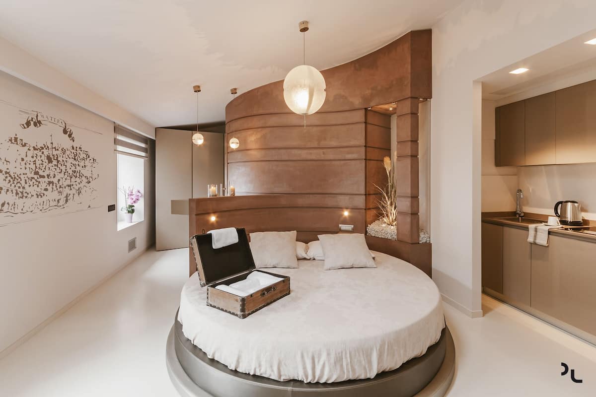 Suite, Ducha Emocional | Minibar, caja de seguridad en la habitación y escritorio 