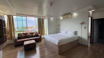 Minibar, rollaway beds, free WiFi