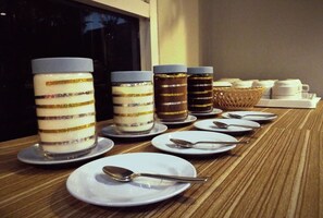 Se ofrece un desayuno bufé todos los días (por un coste adicional)