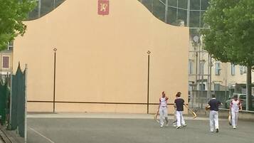 Un grand mur de couleur beige orné d’un emblème rouge et du chiffre 2000.